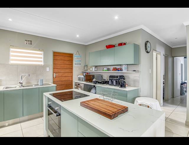 3 BEDROOM FREEHOLD FOR SALE IN LION PRIDE